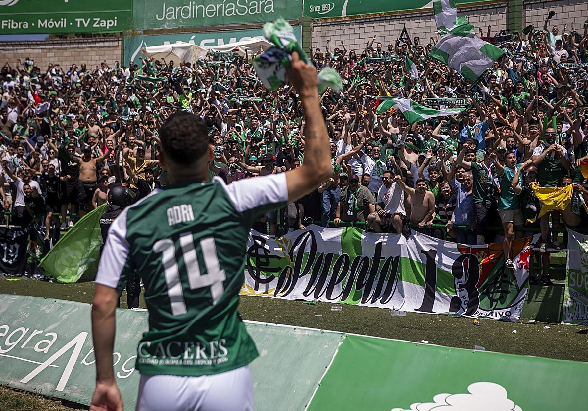 La afición del Cacereño sueña despierta con su equipo.
