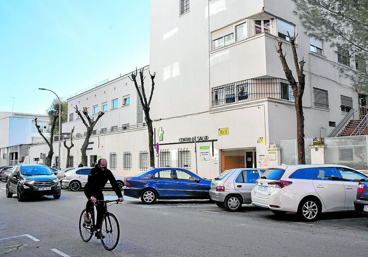 La fachada de Los Pinos que ha sufrido varios desprendimientos por el estado de la sede actual.