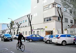 La fachada de Los Pinos que ha sufrido varios desprendimientos por el estado de la sede actual.