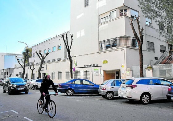 La fachada de Los Pinos que ha sufrido varios desprendimientos por el estado de la sede actual.