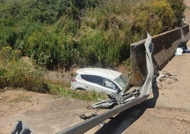 El vehículo se salió de la calzada y pasó por encima de la bionda, precipitándose al canal.