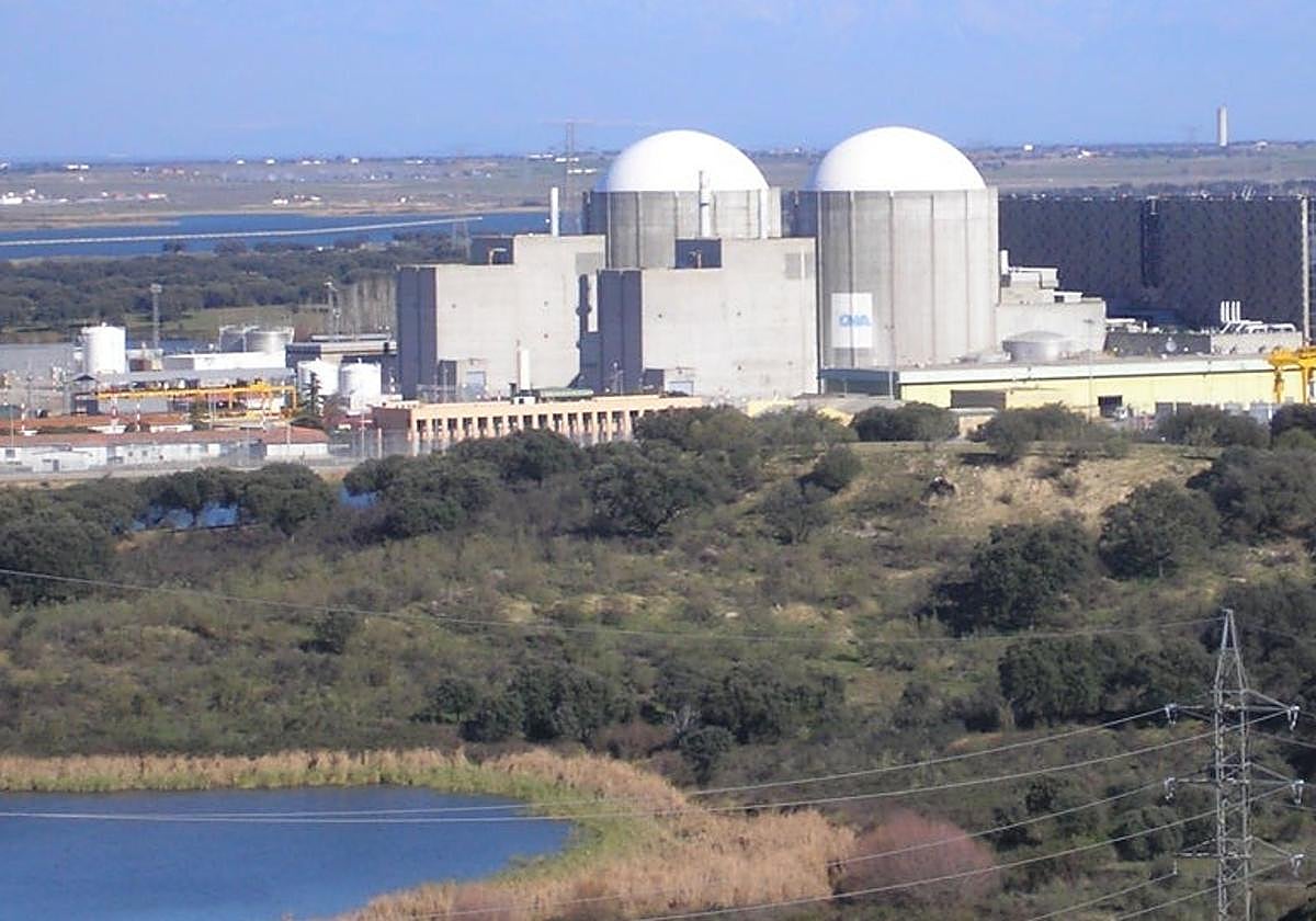 Central nuclear de Almaraz con sus dos reactores.