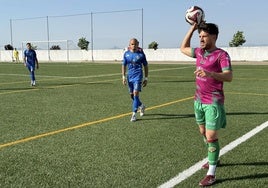 Luismi, jugador del Ciudad, en el partido ante el Hernán Cortés.
