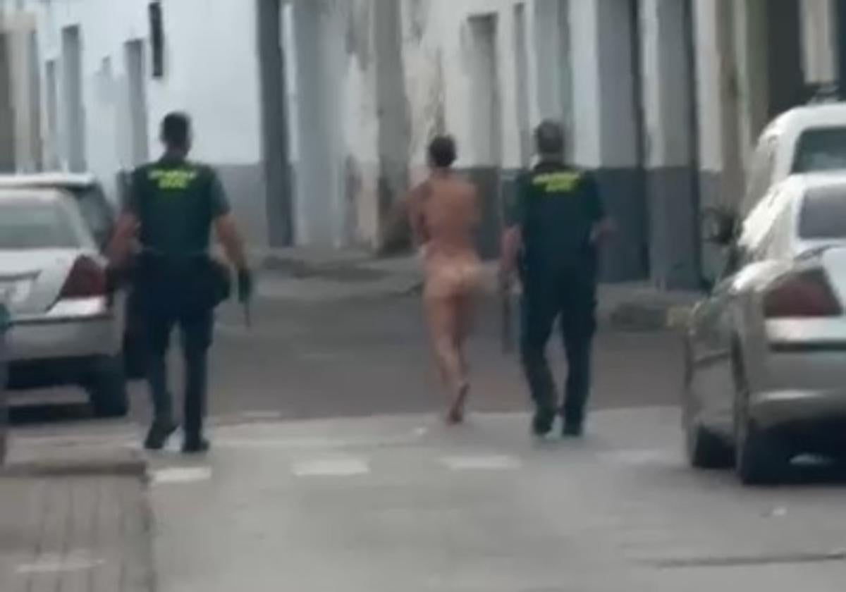 Una mujer daña varios coches en Fuente del Maestre y se desnuda al llegar la Guardia Civil