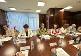 Ara Sánchez Vera, tercera por la izquierda, ayer junto a la presidenta del TSJEx, María Félix Tena