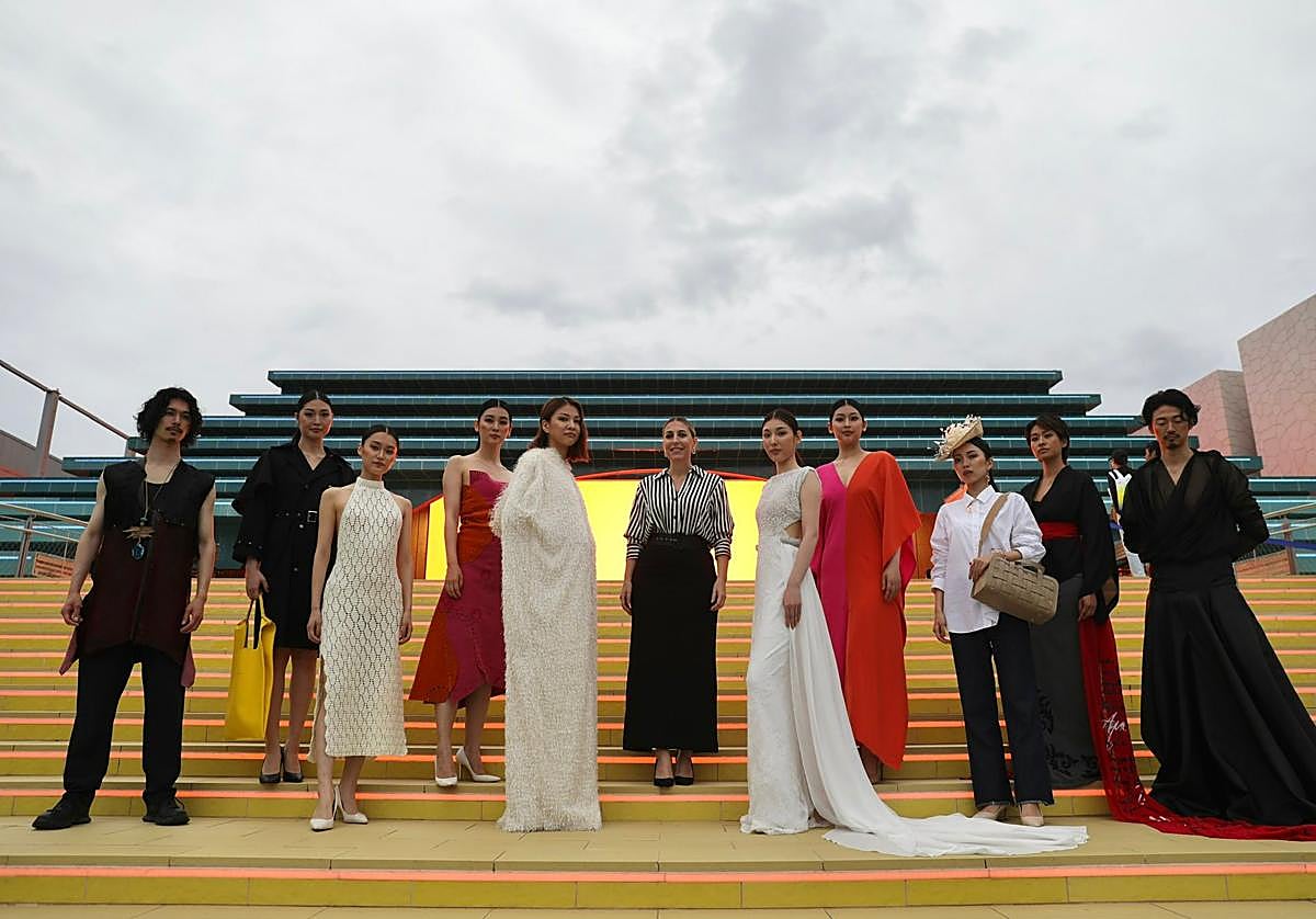 María Guardiola posa con modelos que lucen las 13 firmas de moda de la región.