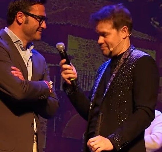 El showman madrileño hizo confesar al concejal cacereño que no había pagado por entrar a verle.