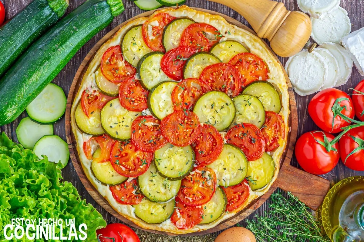 Tarta tatin salada de tomate, calabacín y queso de cabra