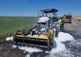 Así quedó el tractor tras el incendio.