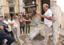 Antonio Morán charla con vecinos y turistas para explicarles el motivo de su protesta.
