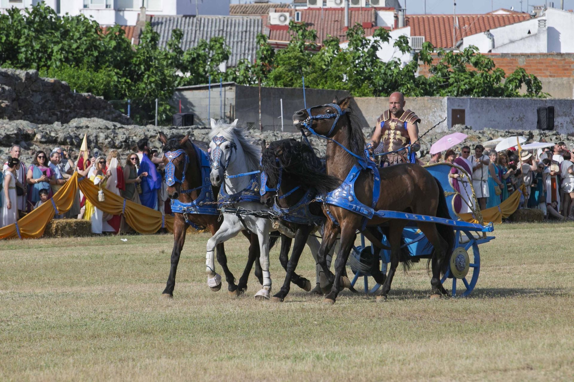 La carrera de cuadrigas desborda de público el Circo Romano