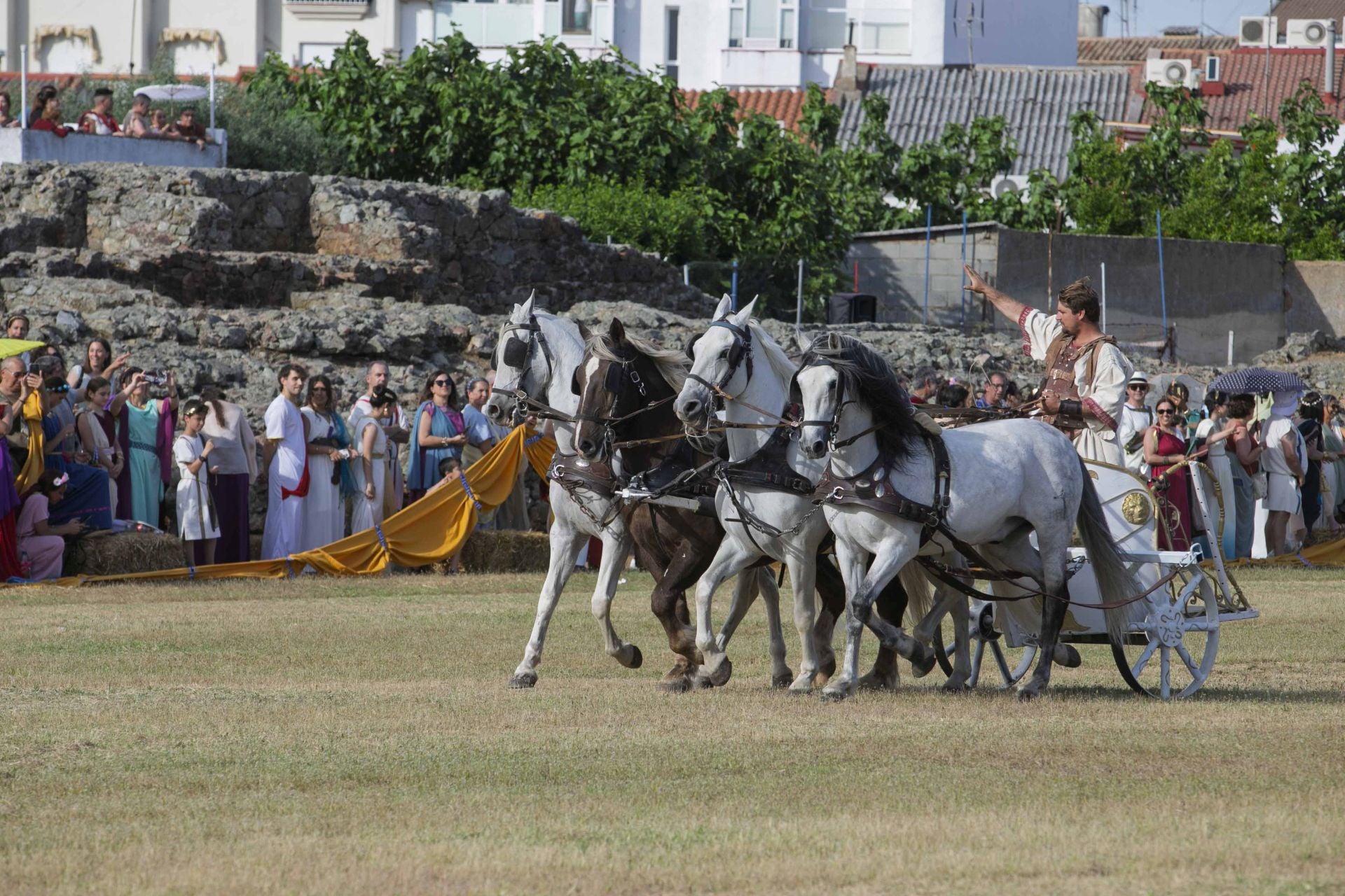 La carrera de cuadrigas desborda de público el Circo Romano