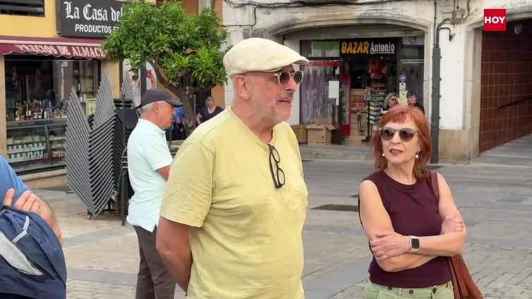 El escultor Antonio Morán se encadena para que su estatua no se mueva de la plaza de Ansano de Plasencia