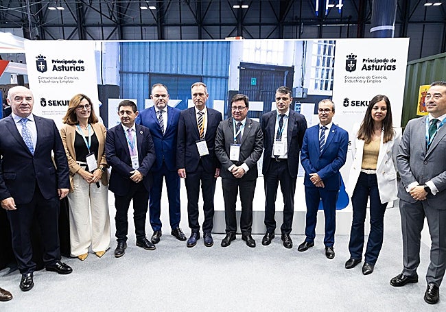 En el centro (con las manos cruzadas), Guillermo Santamaría, consejero extremeño de Economía, con representantes de la Alianza Corredor Ruta de la Plata, en Feindef 2025.