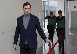 El hermano del presidente, David Sánchez, entrando en los juzgados de Badajoz.