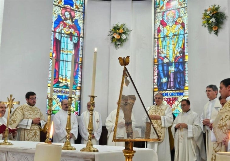 Las hermanas Carmelitas de Badajoz regalan una reliquia de san Atón al Seminario Diocesano