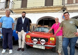 El concejal David Dóniga, con los organizadores de la concentración.