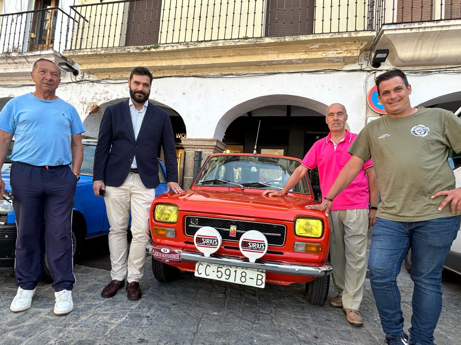 El concejal David Dóniga, con los organizadores de la concentración.