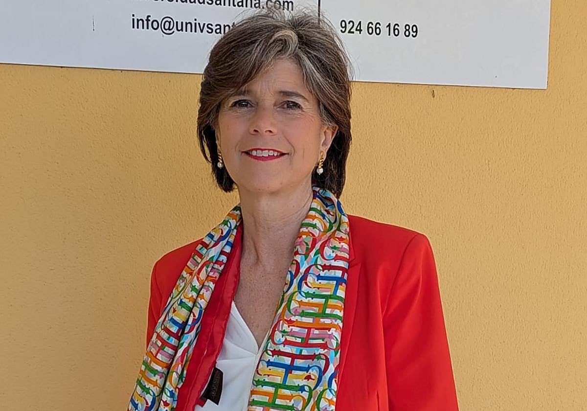 Carmen Vidal-Aragón en la entrada del centro de Almendralejo.