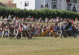 La cuadriga roja encabeza la primera carrera sobre la azul en la recta del Circo.