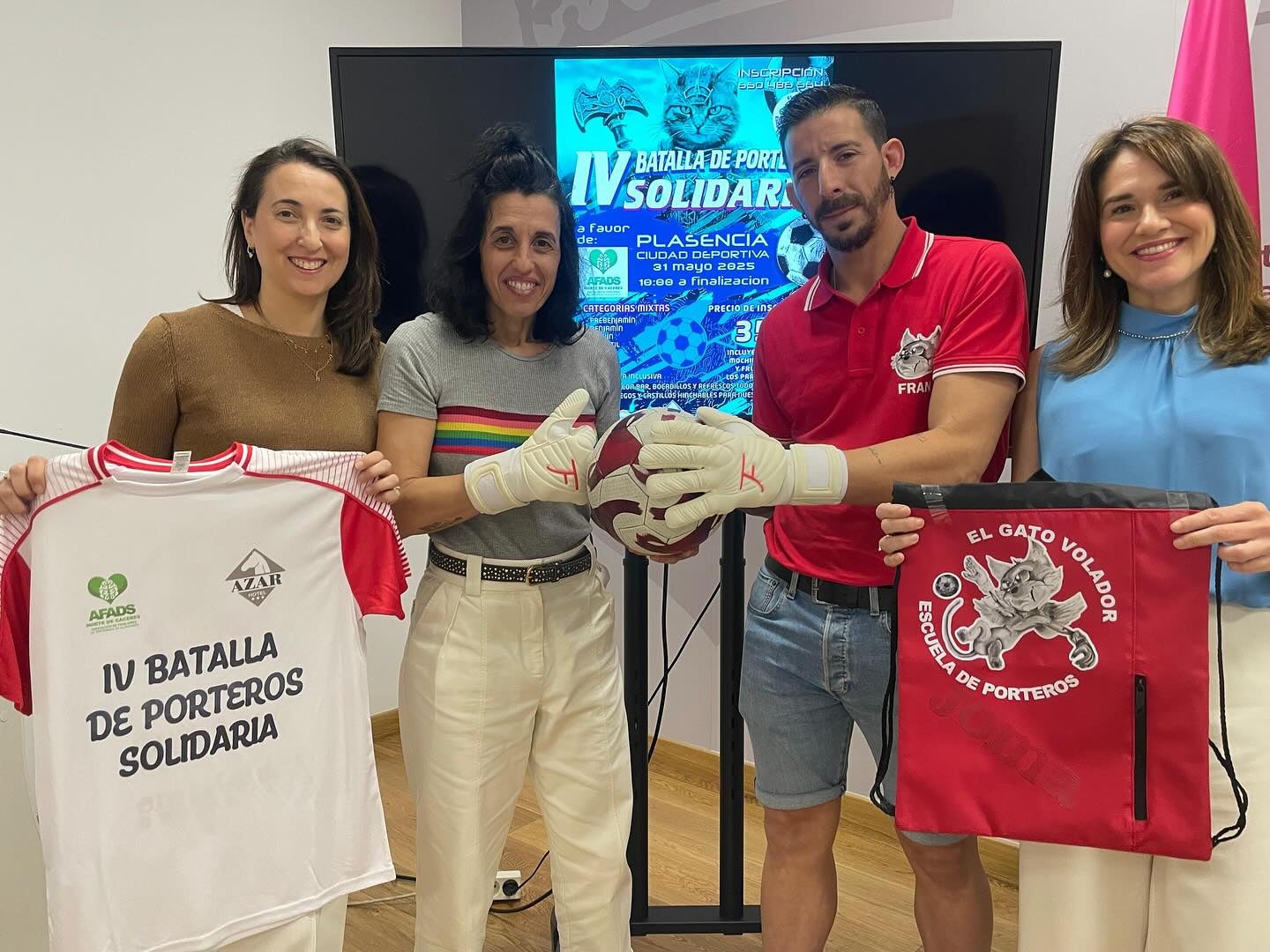 Fran García, organizador, junto a la concejala Isa Blanco y directivas de Afads.