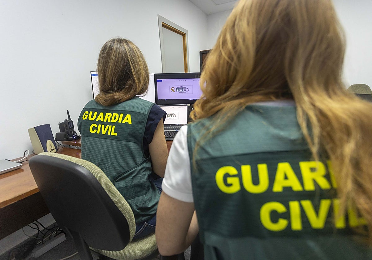 Dos agentes del equipo REDO de la Guardia Civil de la comandancia de Cáceres.