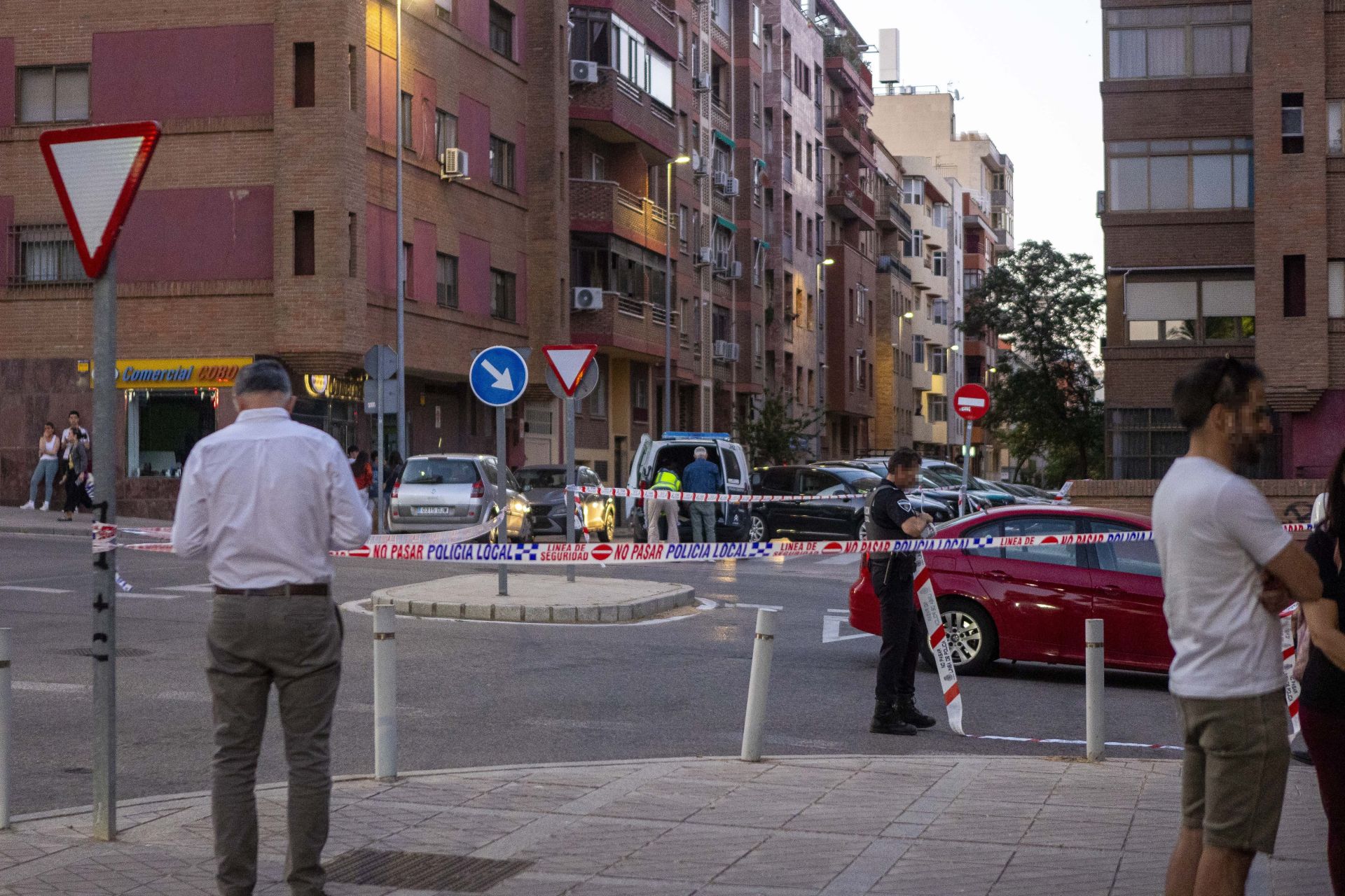 El joven fallecido fue atendido en el lugar de los hechos, pero los servicios sanitarios desplazados hasta este lugar no pudieron hacer nada por salvar su vida. Le estuvieron intentando reanimar durante unos 45 minutos, pero no fue posible