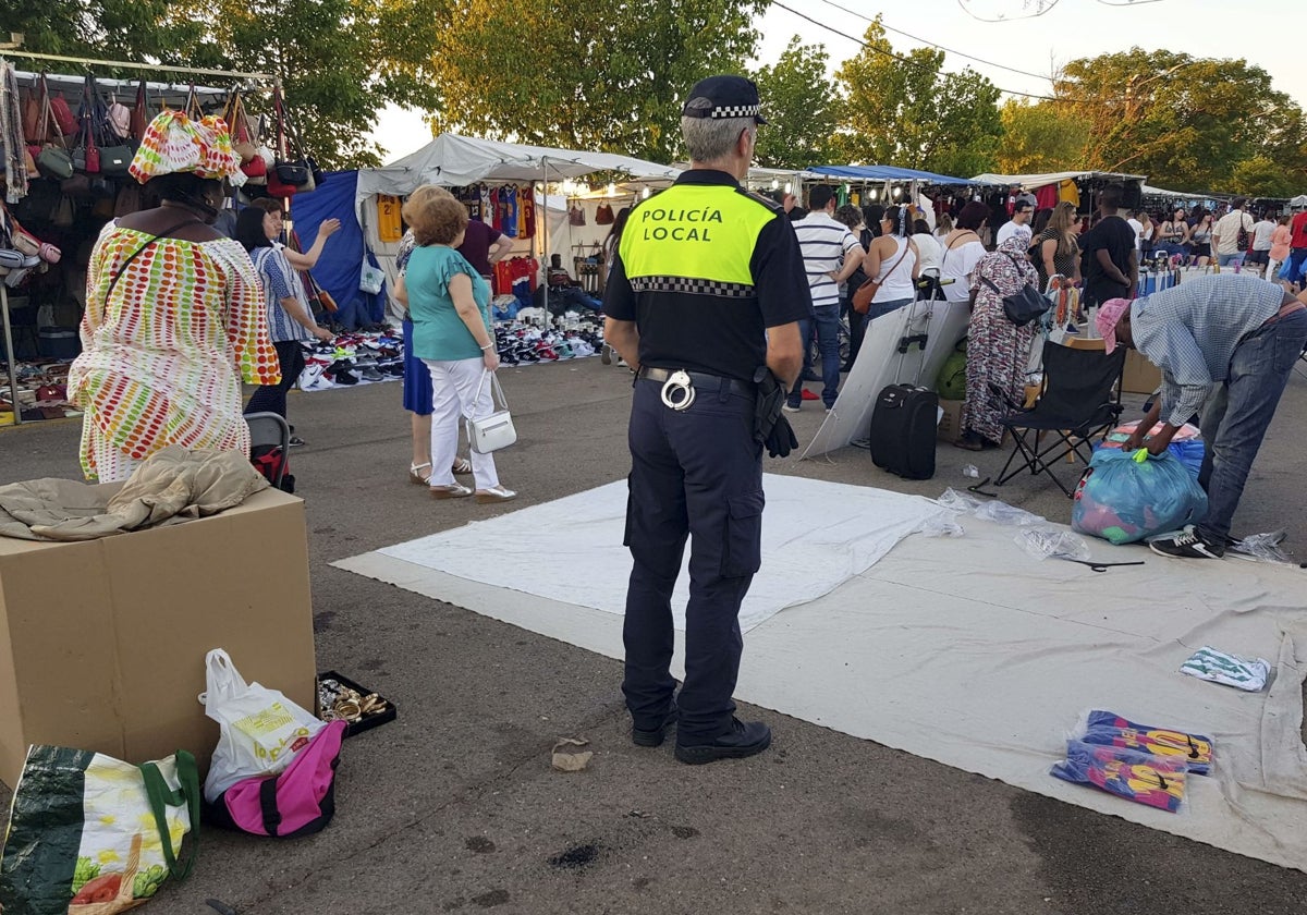 Imagen de archivo de un policía local en la Feria de Cáceres.