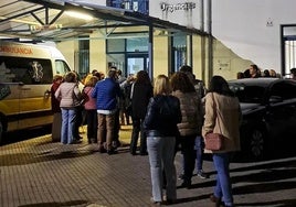 Un grupo de personas esperando para ver a las Azúcar Moreno en el centro de salud de Oliva el 5 de abril.