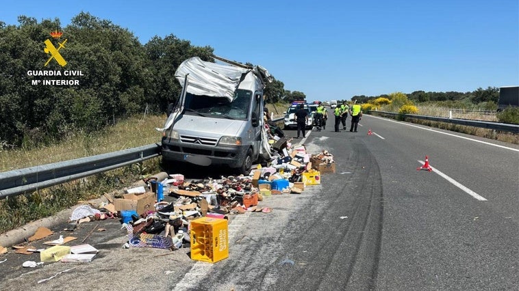 Un camión choca con un furgón parado en el arcén de la EX-A1
