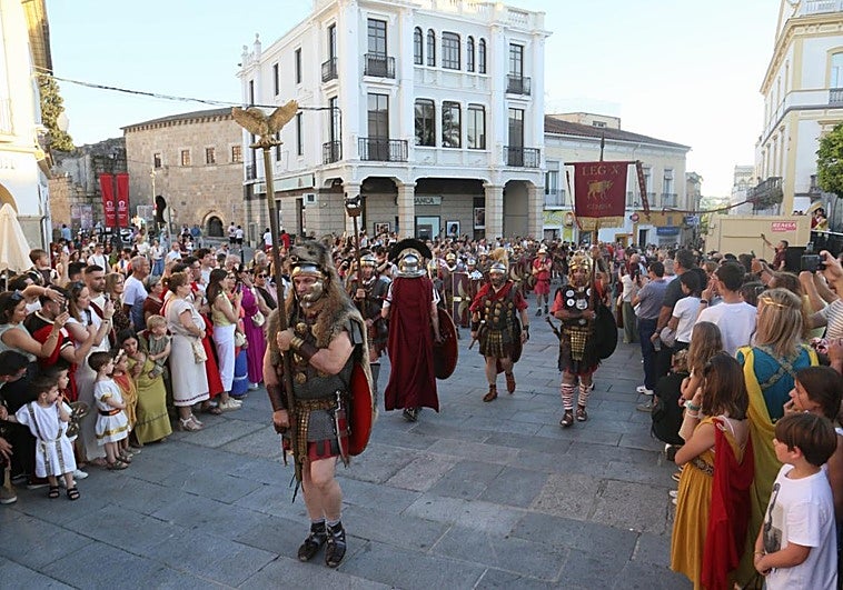 Entrada de la Legio X a la plaza de España tras salir del Puente Romano.