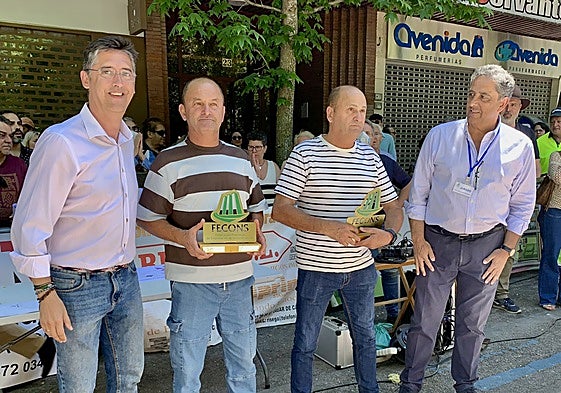 Los hermanos Raúl y Lucio Jiménez, en el centro, tras recibir el premio que les acredita como ganadores.