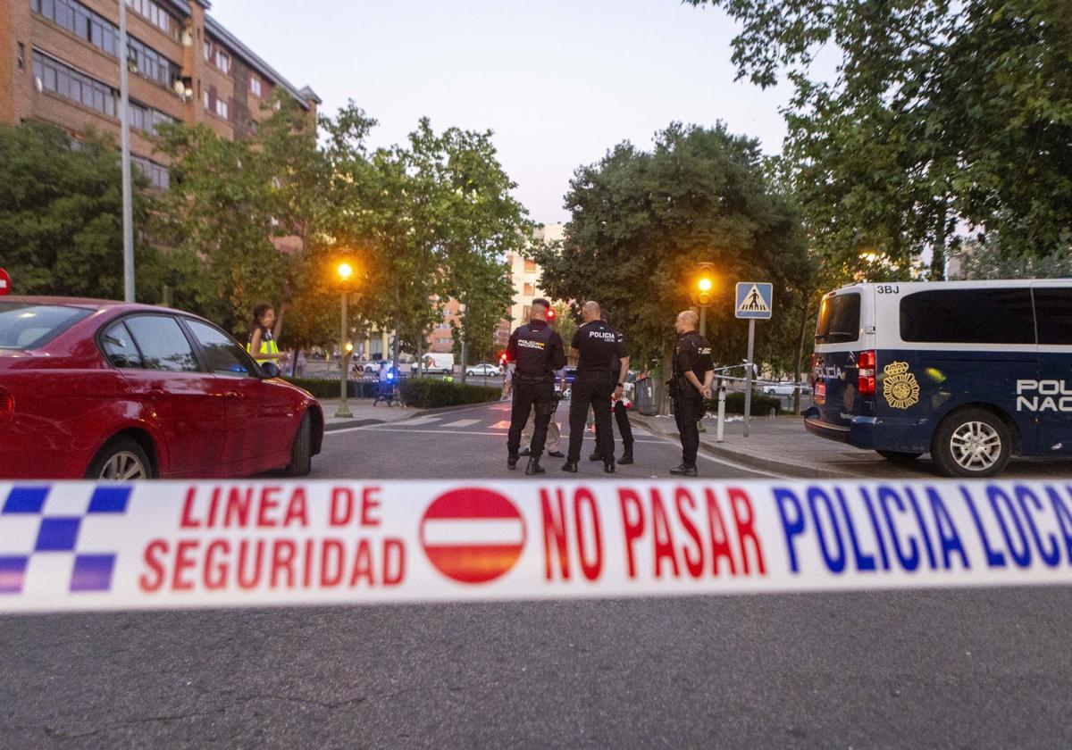 Cordón policial tras el apuñalamiento mortal en Cáceres.