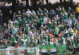 Los aficionados del Cacereño se desplazó hasta Estepona a pesar del horario.