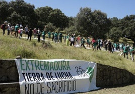 Pancarta desplegada por los manifestantes contra la mina.