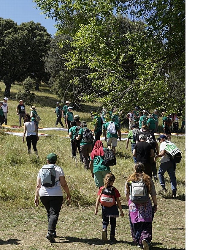 Imagen secundaria 2 - Varios momentos de la ruta de protesta y una imagen aérea de la pancarta contra el proyecto.