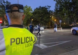 Policías en el lugar del doble apuñalamiento, el pasado viernes al anochecer.