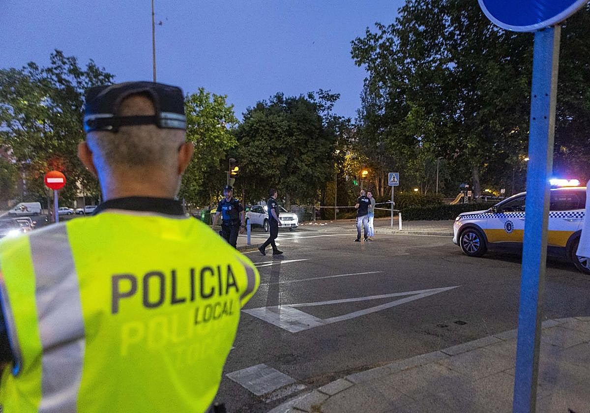 Policías en el lugar del doble apuñalamiento, el pasado viernes al anochecer.