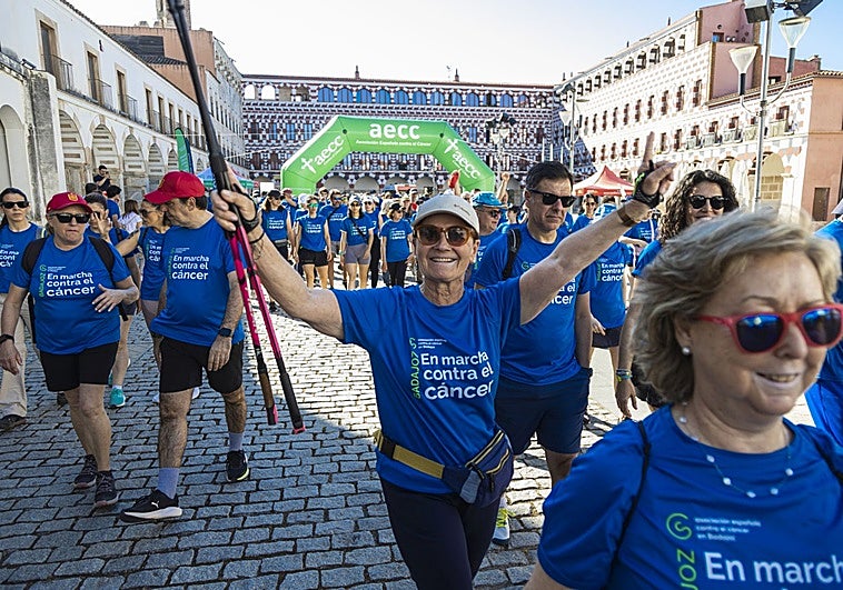Seiscientas personas marchan en Badajoz para conseguir fondos contra el cáncer