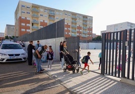 Los escolares entrando al colegio Cerro Gordo.