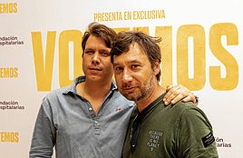 El director de 'Votemos', Santiago Requejo, junto al actor, Raúl Fernández de Pablo en el preestreno de 'Votemos' la película sobre la salud mental.
