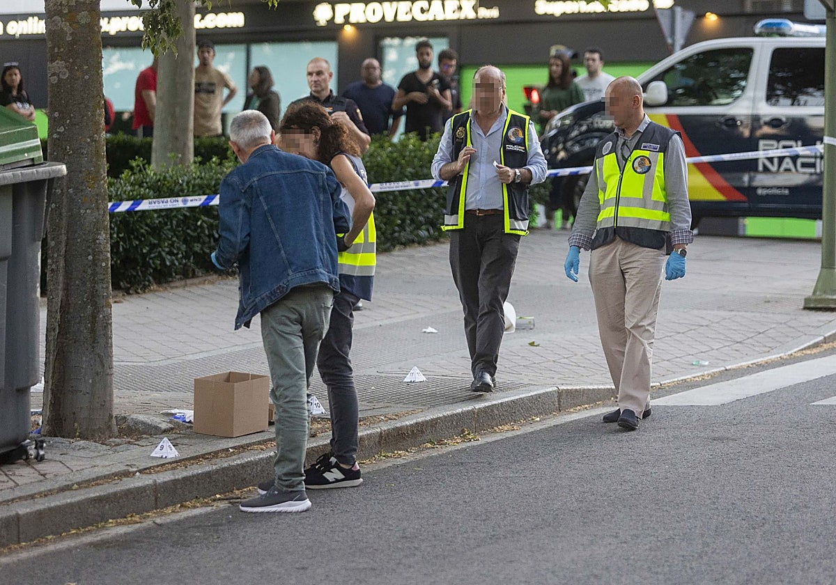 La Policía Nacional recaba pruebas sobre el terreno el pasado viernes en las inmediaciones del parque del Perú, donde ocurrieron los hechos.