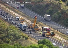 Imagen de la DGT en la que se ve el camión implicado en el siniestro vial.