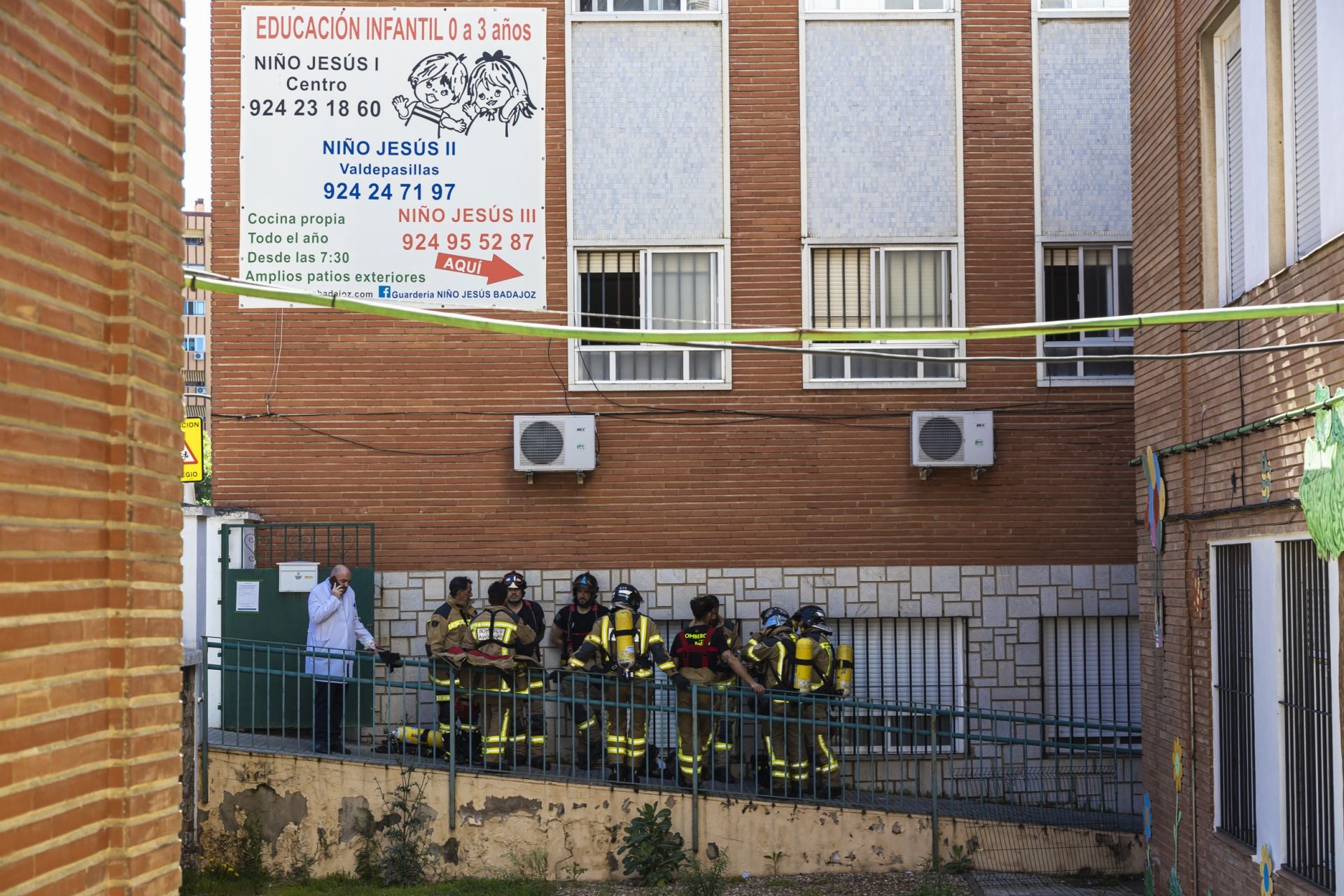 Fotos | Incendio en el laboratorio de los Maristas de Badajoz