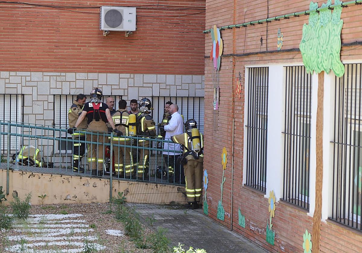 Fotos | Incendio en el laboratorio de los Maristas de Badajoz