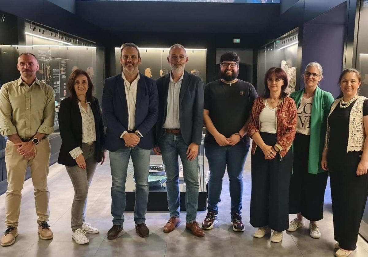 En el encuentro con la Federación Extremeña de Asociaciones de Personas Sordas se ha realizado una visita a la Sala de Protohistoria del Museo Arqueológico de Badajoz.