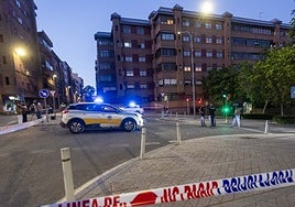 Imagen de la calle Dionisio Acedo, acordonada por la Policía, tras la reyerta mortal del pasado viernes.