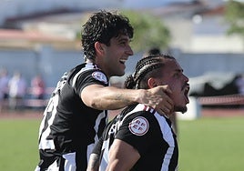 Gustavo Quezada y Borja Domingo celebran el primer gol del Badajoz en Azuaga.