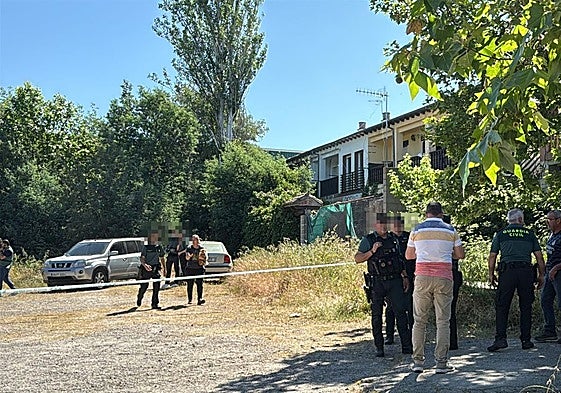 Agentes de la Guardia Civil en Aldeanueva del Camino en la mañana de este martes.