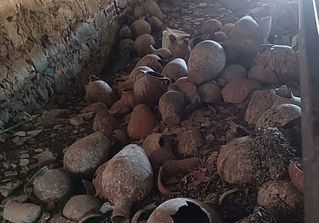 Tinajas y otras vasijas encontradas bajo la cubierta del templo.
